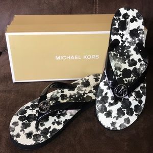 Michael Kors Flip Flop - Floral Print - size 8M